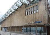 Den 29. september 2012 åpnet det nye Astrup Fearnley Museet på Tjuvholmen i Oslo. Den anerkjente arkitekten Renzo Piano har tegnet bygningene i samarbeid med arkitektkontoret Narud-Stokke-Wiig. Ospekledningen er levert av Svenneby Sag og Høvleri AS i Spydeberg.